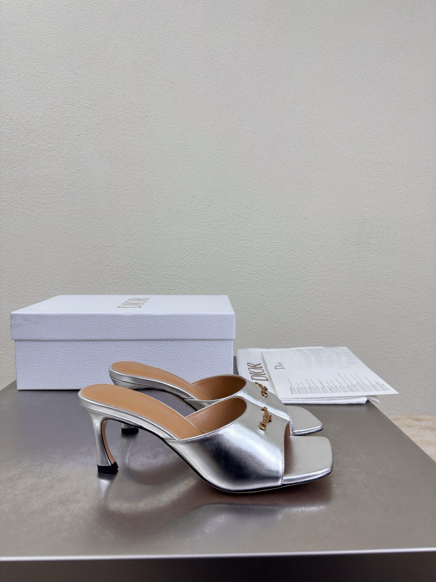 DIOR 26S KITTEN HEEL MULE SANDALS IN SILVER CALFSKIN WITH LOGO