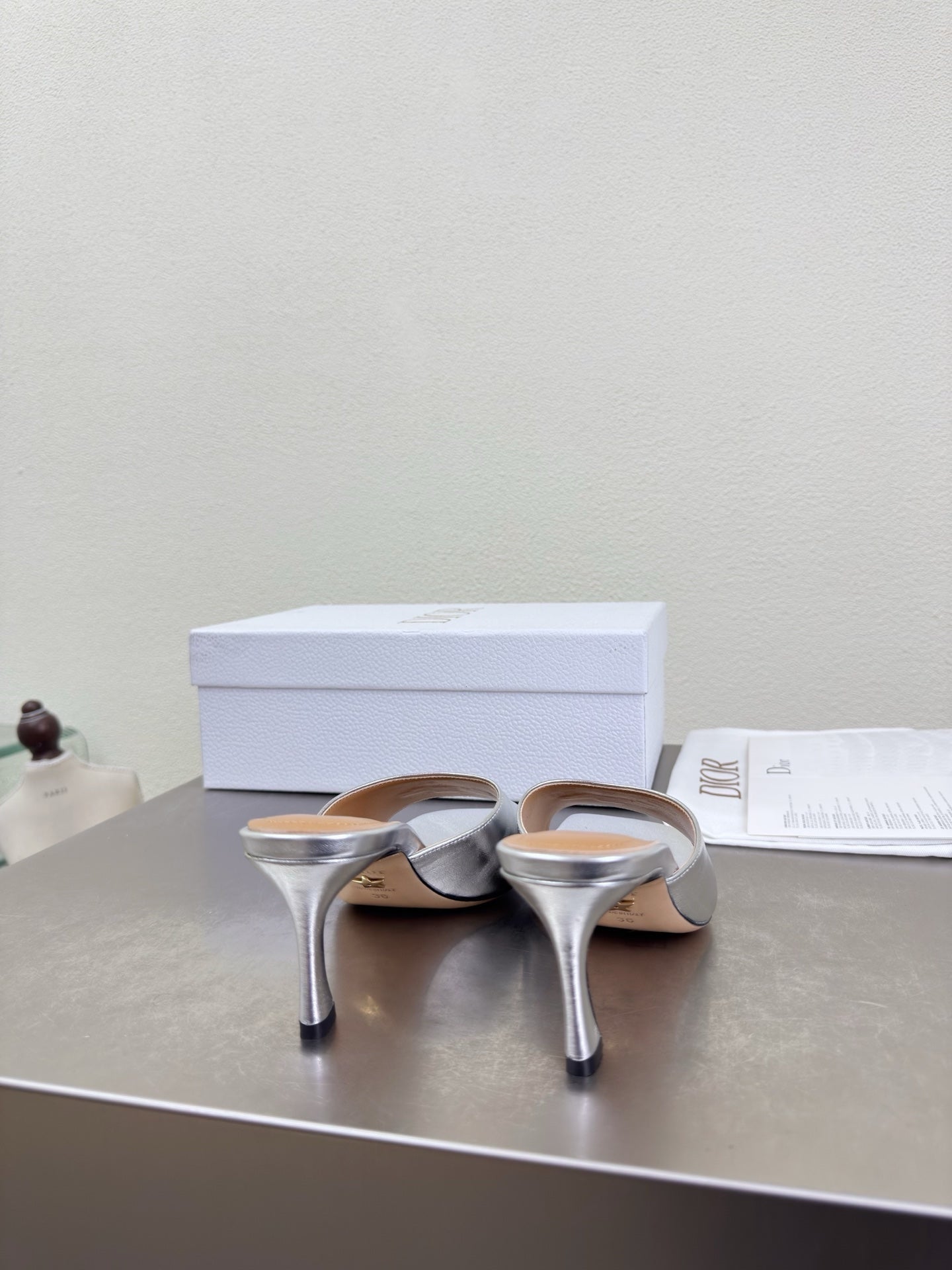 DIOR 26S KITTEN HEEL MULE SANDALS IN SILVER CALFSKIN WITH LOGO