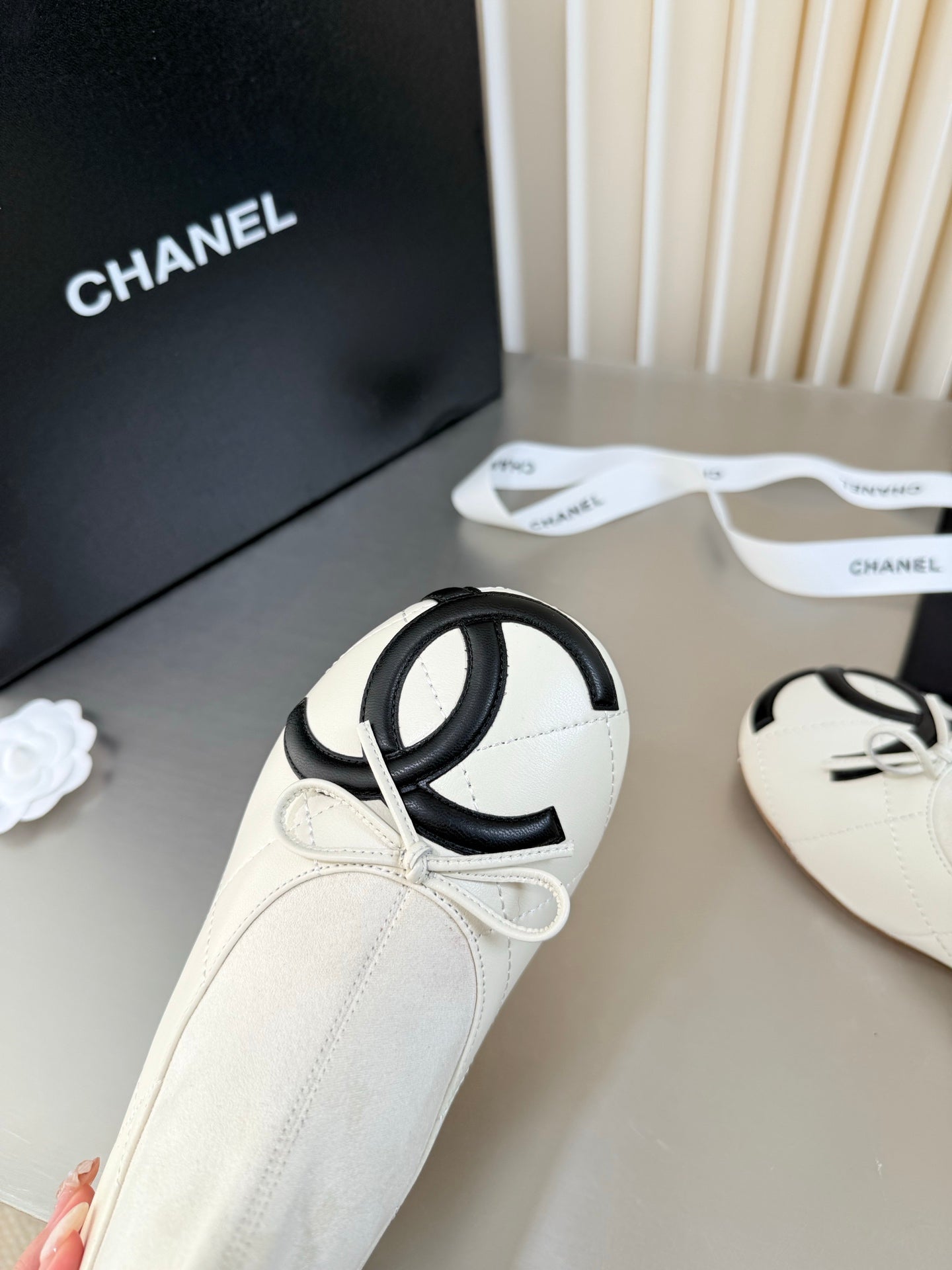 CHANEL 26S ANKLE BOOTS IN WHITE CALFSKIN AND SUEDE SQUARE TOE
