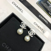 CHANEL 26S DOUBLE C LOGO PAVE CRYSTAL DROP EARRINGS WITH PEARL IN SILVER METAL 6333327