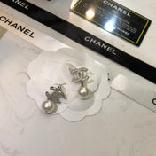 CHANEL 26S DOUBLE C LOGO PAVE CRYSTAL DROP EARRINGS WITH PEARL IN SILVER METAL 6333327