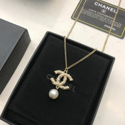 CHANEL 26S CHANEL CC LOGO PEARL EMBELLISHED PENDANT NECKLACE WITH DROP PEARL IN GOLD METAL 633314