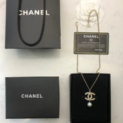 CHANEL 26S CHANEL CC LOGO PEARL EMBELLISHED PENDANT NECKLACE WITH DROP PEARL IN GOLD METAL 633314