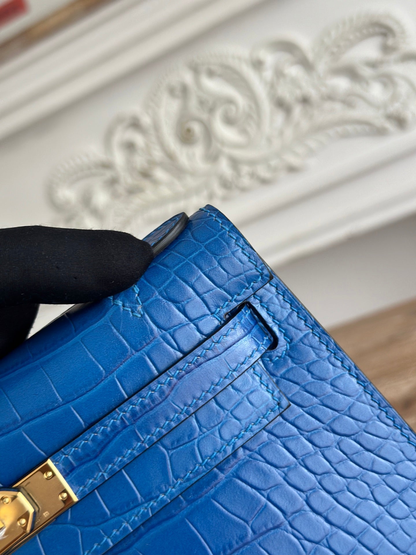 HM 26S KELLY MINI 22MM IN DARK BLUE CROC EMBOSSED CALFSKIN GOLD KELLY BUCKLE
