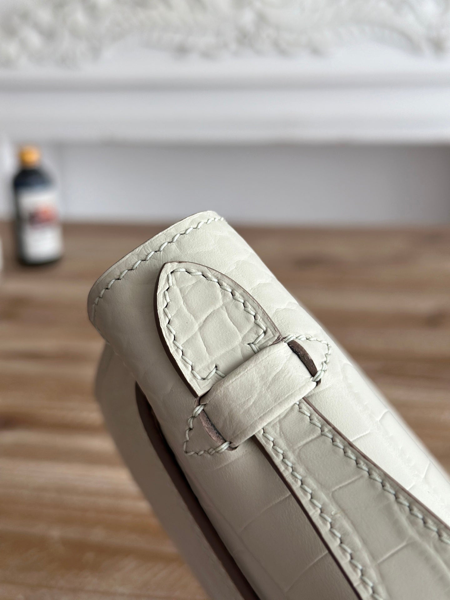 HM 26S KELLY MINI 22MM IN MILKY WHITE CROC EMBOSSED CALFSKIN GOLD KELLY BUCKLE