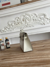 HM 26S KELLY MINI 22MM IN MILKY WHITE CROC EMBOSSED CALFSKIN SILVER KELLY BUCKLE