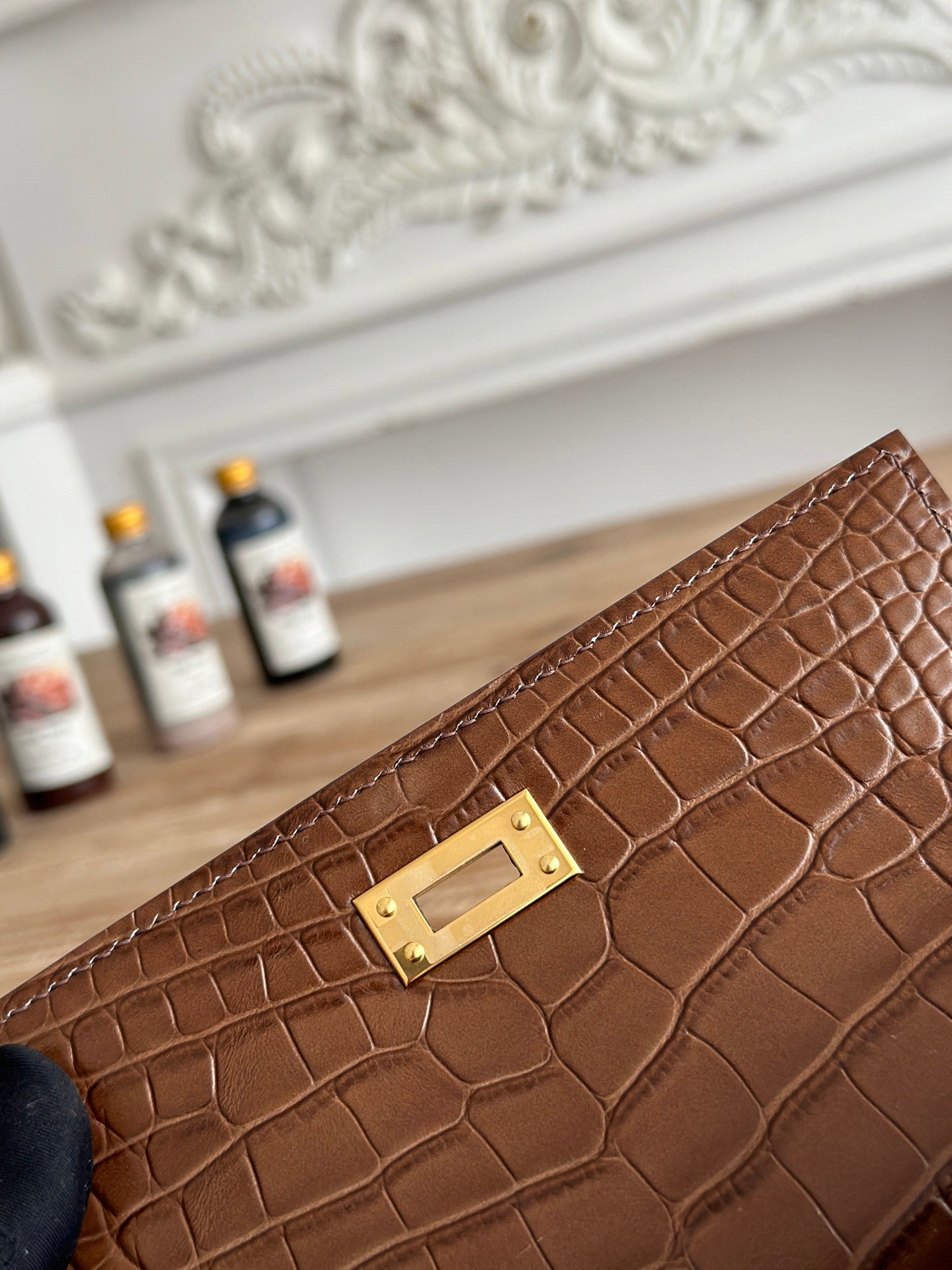 HM 26S KELLY MINI 22MM IN DARK BROWN CROC EMBOSSED CALFSKIN GOLD KELLY BUCKLE