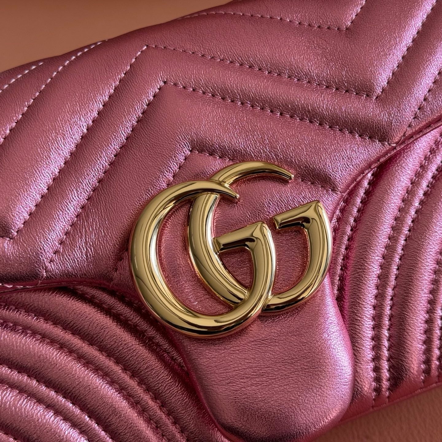 GUCCI 26S GG MARMONT BAG 26 IN METALLIC PINK LAMBSKIN