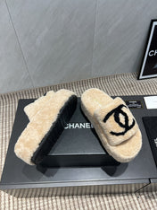 CHANEL 25S SLIPPERS THICK SOLED WITH EMBROIDERED LOGO IN BEIGE FUR