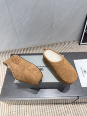 BALENCIAGA 25S AURALEE SLIP-ON 50 MM IN LIGHT BROWN SUEDE STYLE 1