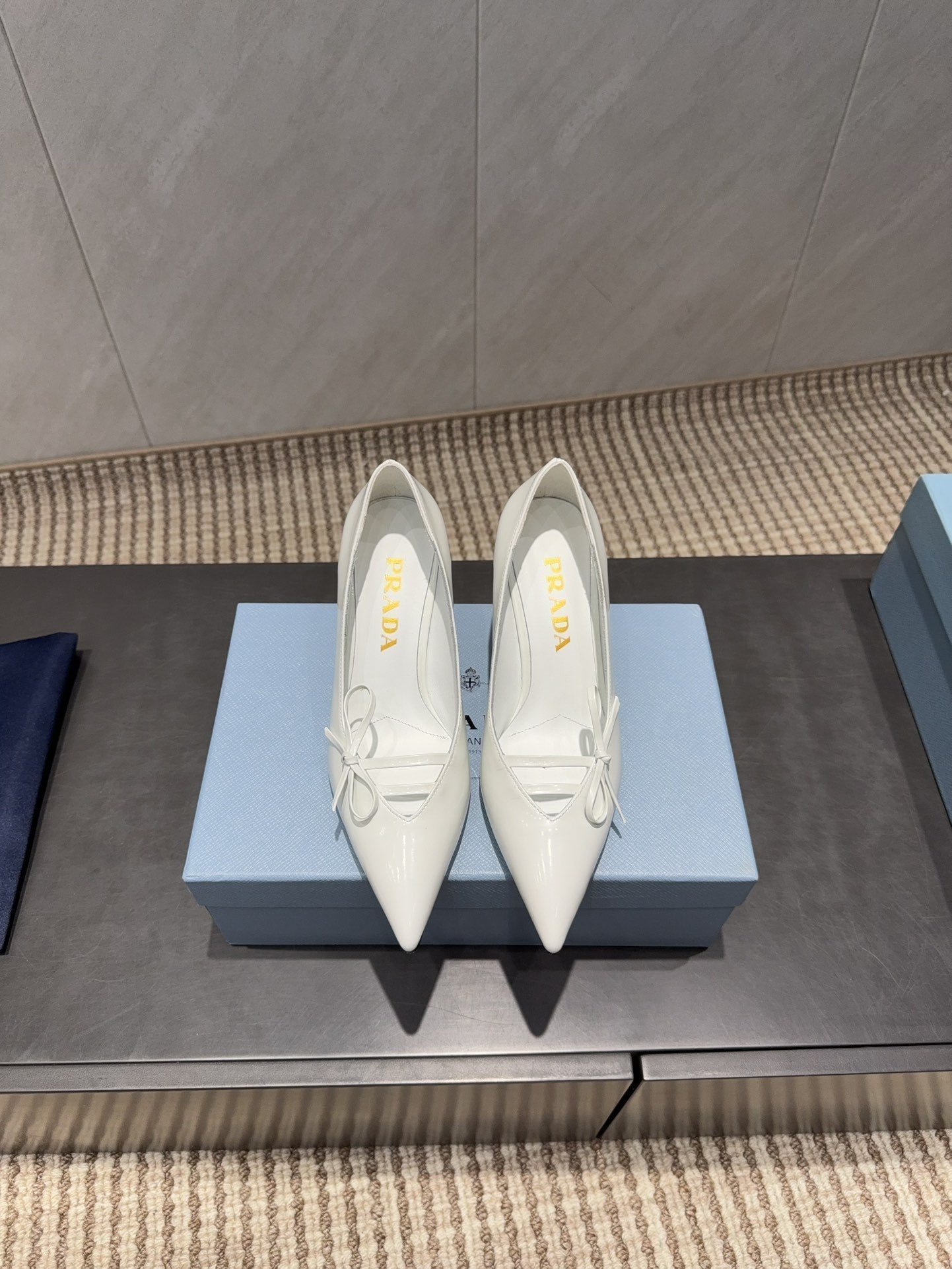 PRADA 26S POINTED TOE HEELS 75MM IN WHITE CALFSKIN WITH BOW