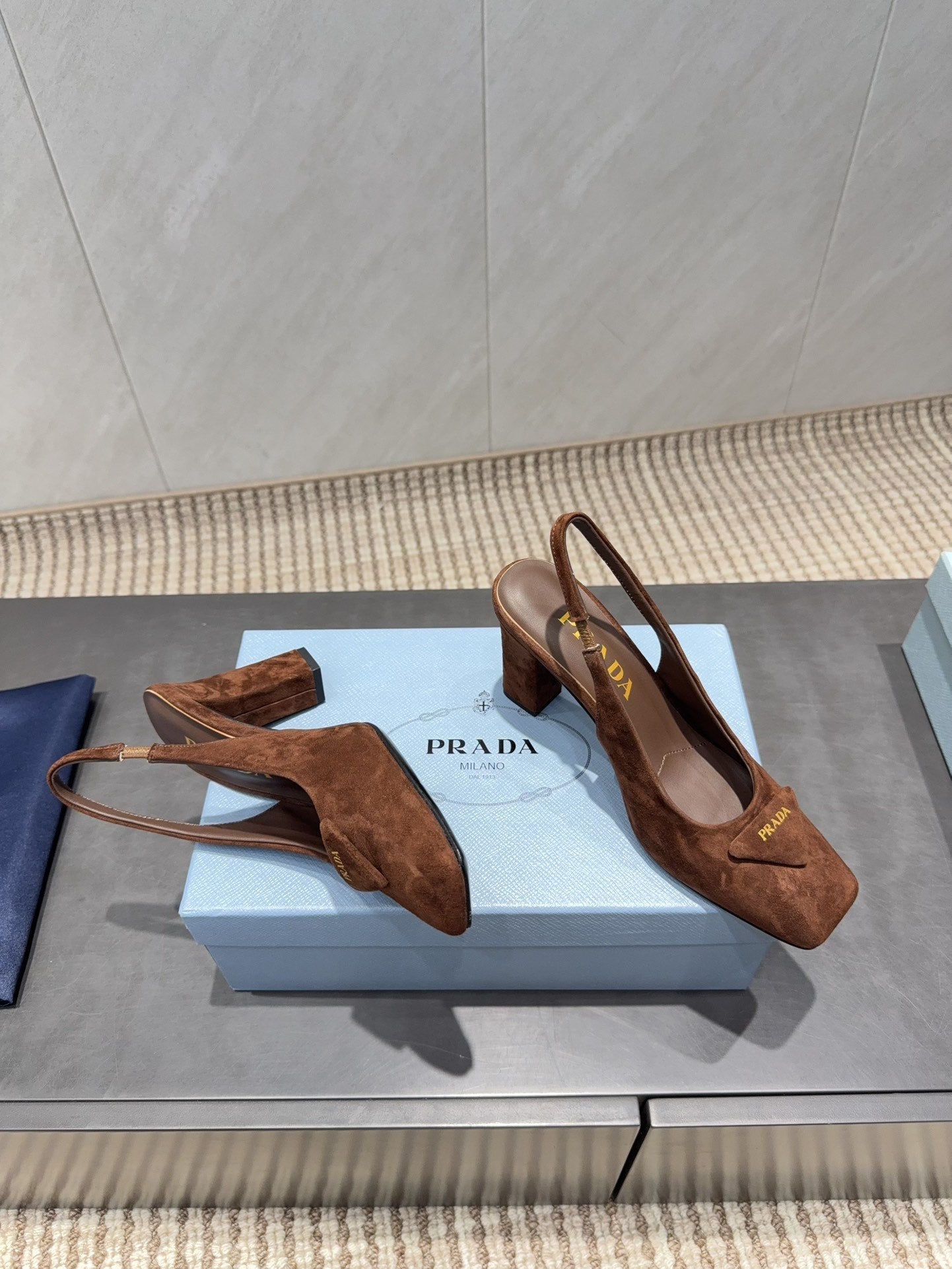 PRADA 26S LOW HEEL SQUARE TOE SLINGBACK SHOES 85MM IN CARAMEL BROWN SUEDE WITH LOGO