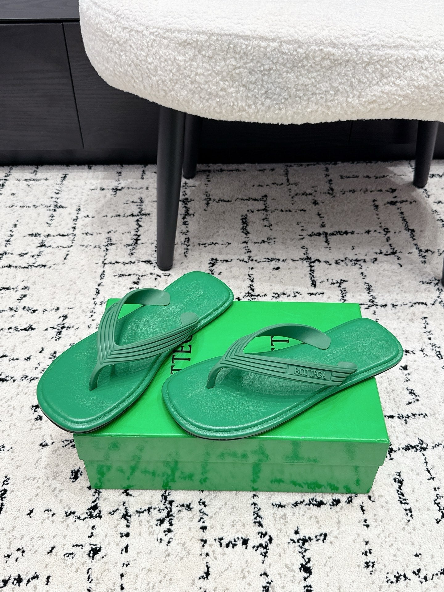 BOTTEGA VENETA 26S THONG SANDALS IN GREEN TPU