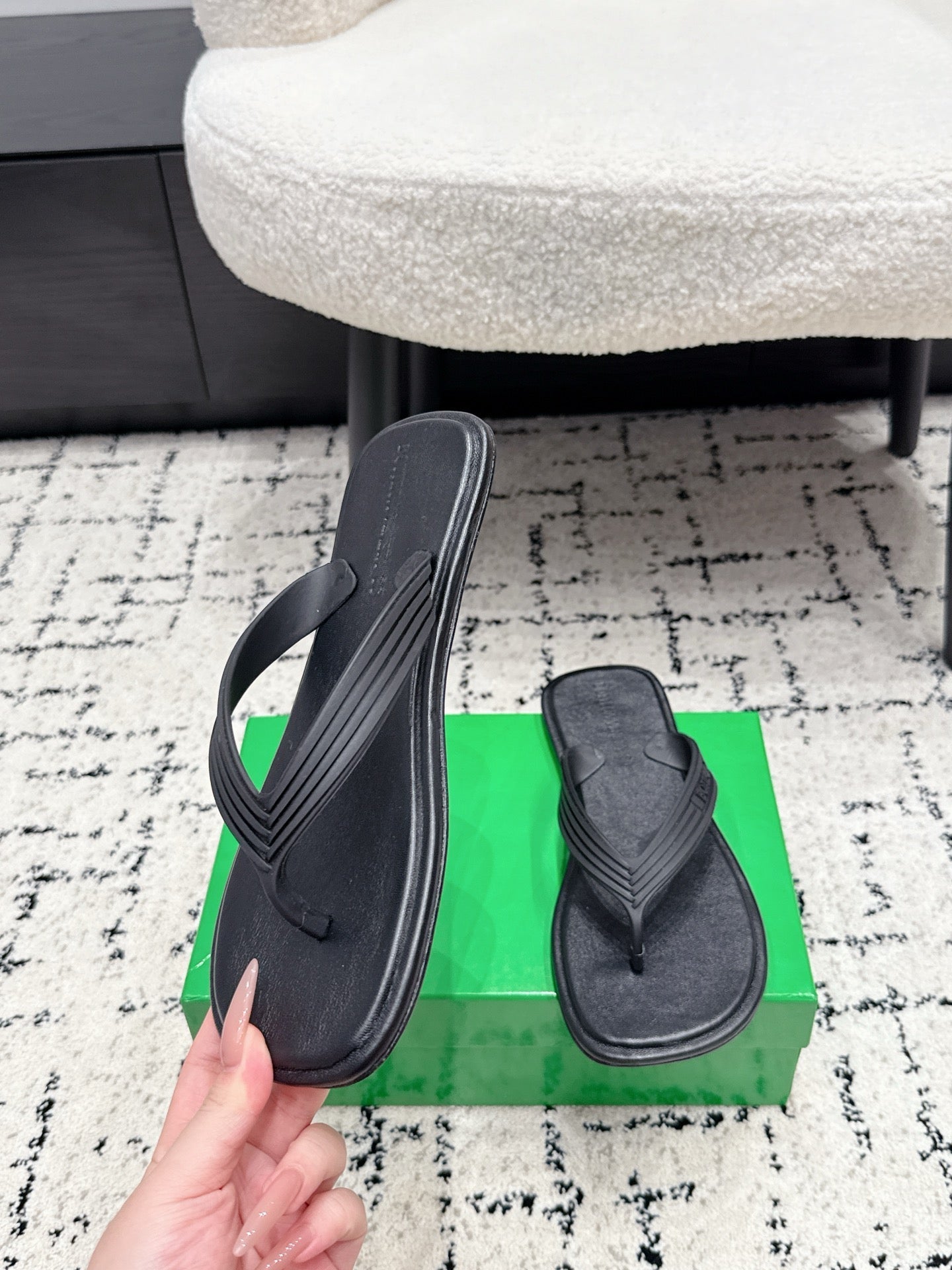 BOTTEGA VENETA 26S THONG SANDALS IN BLACK TPU