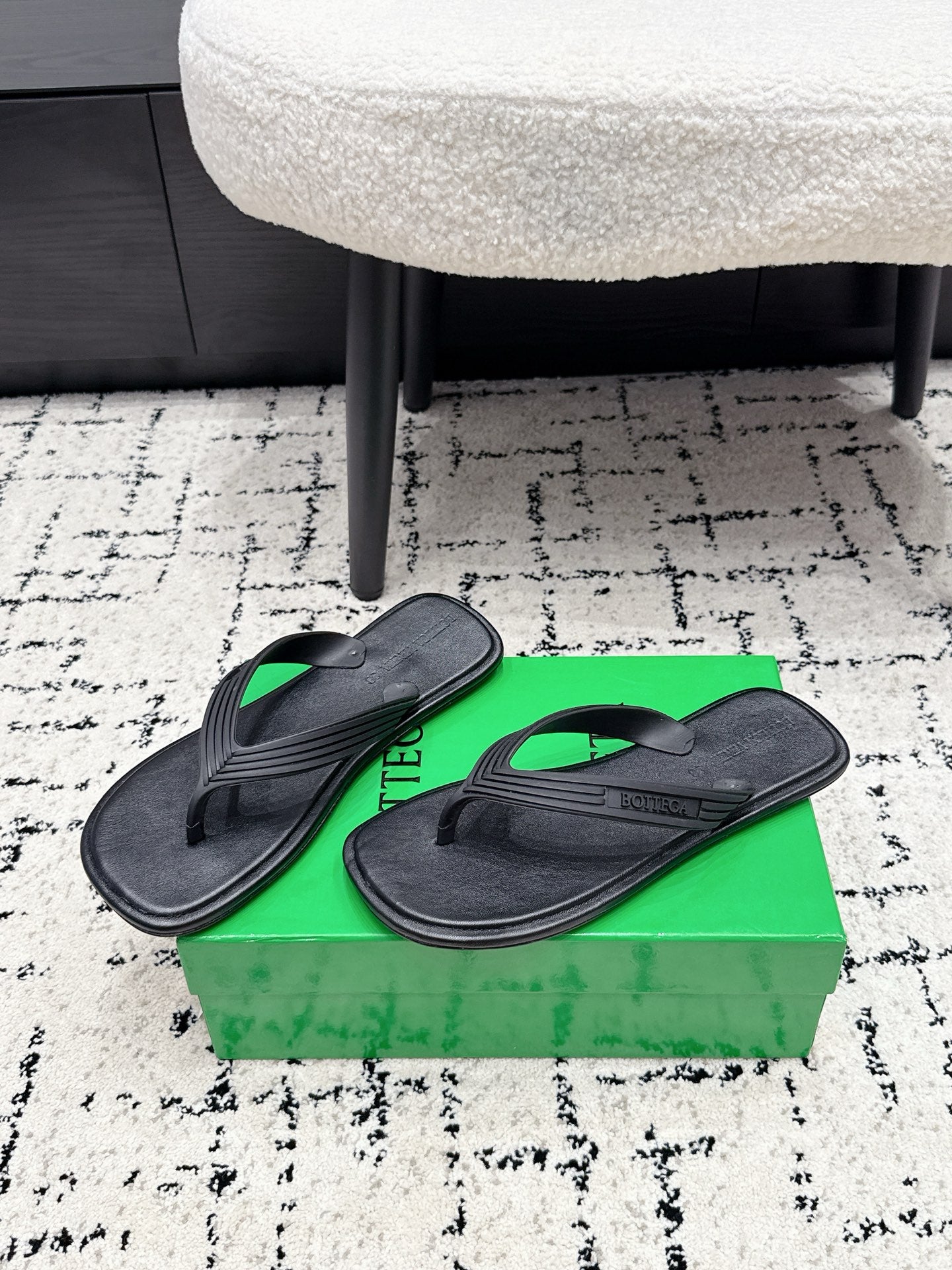 BOTTEGA VENETA 26S THONG SANDALS IN BLACK TPU