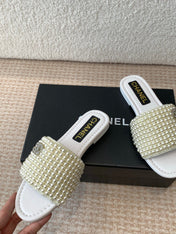 FLAT SLIDE IN WHITE LAMBSKIN WITH PEARLS