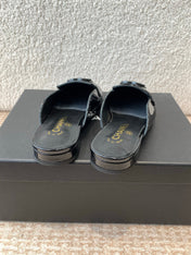 FLAT MULES IN BLACK PATENT CALFSKIN
