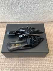 FLAT MULES IN BLACK PATENT CALFSKIN