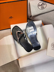 HM 26S KELLY BUCKLE THONG SANDALS IN BLACK CALFSKIN SILVER METALLIC STRAP