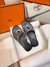 HM 26S KELLY BUCKLE THONG SANDALS IN BLACK CALFSKIN SILVER METALLIC STRAP