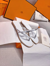 HM 26S KELLY BUCKLE THONG SANDALS IN WHITE CALFSKIN SILVER HARDWARE