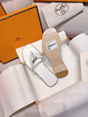HM 26S KELLY BUCKLE THONG SANDALS IN WHITE CALFSKIN SILVER HARDWARE