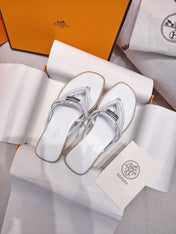 HM 26S KELLY BUCKLE THONG SANDALS IN WHITE CALFSKIN SILVER HARDWARE