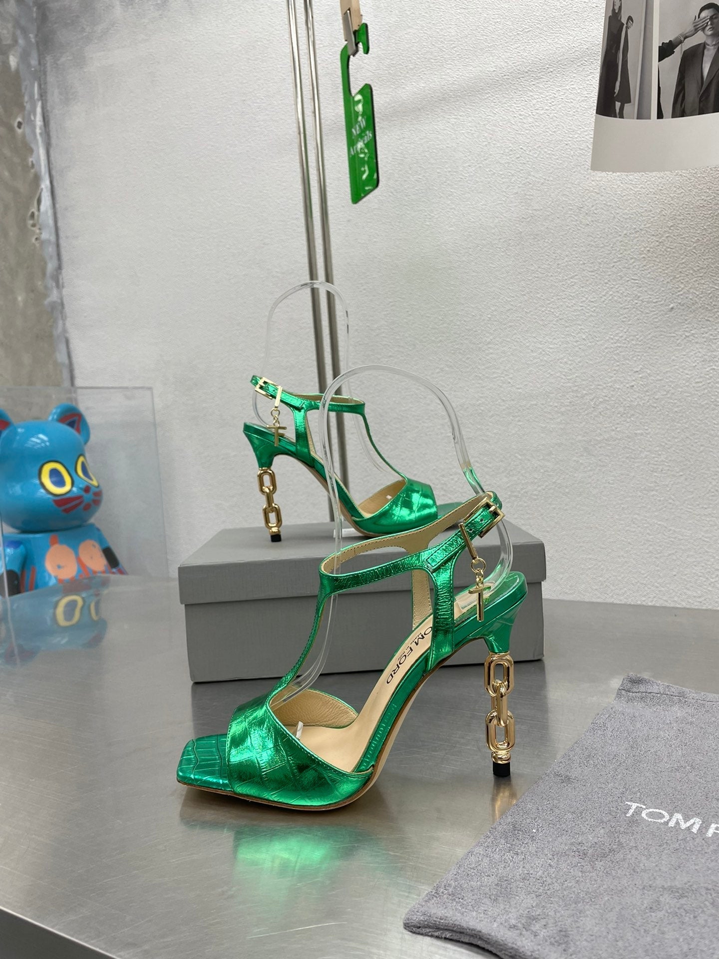 HIGH-HEELED T-STRAP SANDAL IN EMERALD GREEN CALFSKIN