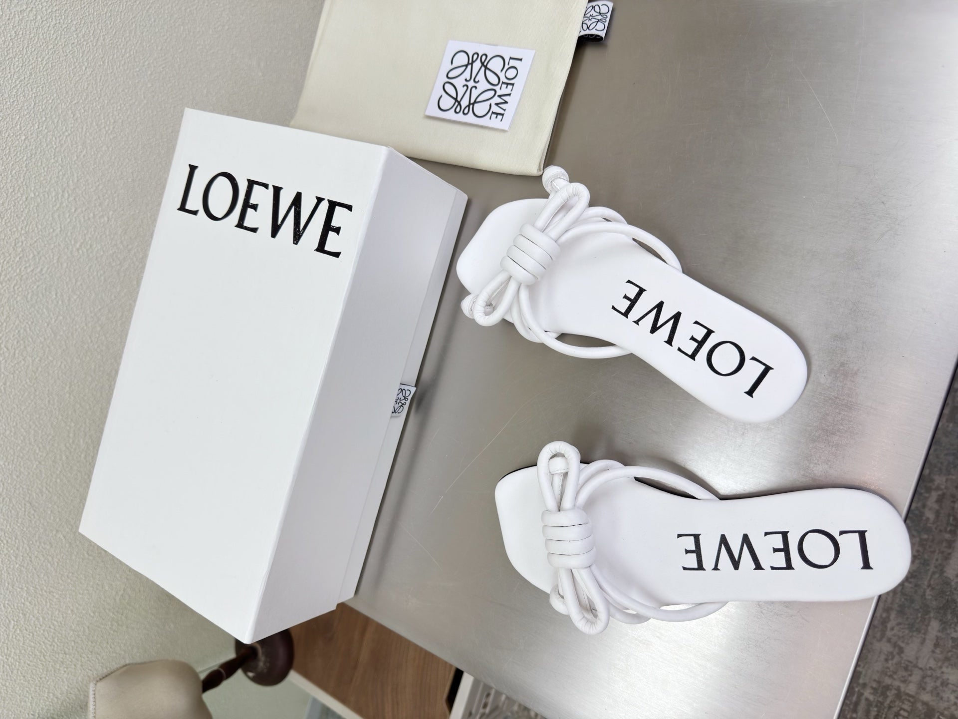 LOEWE 26S FLAMENCO KNOT SANDAL IN WHITE CALFSKIN