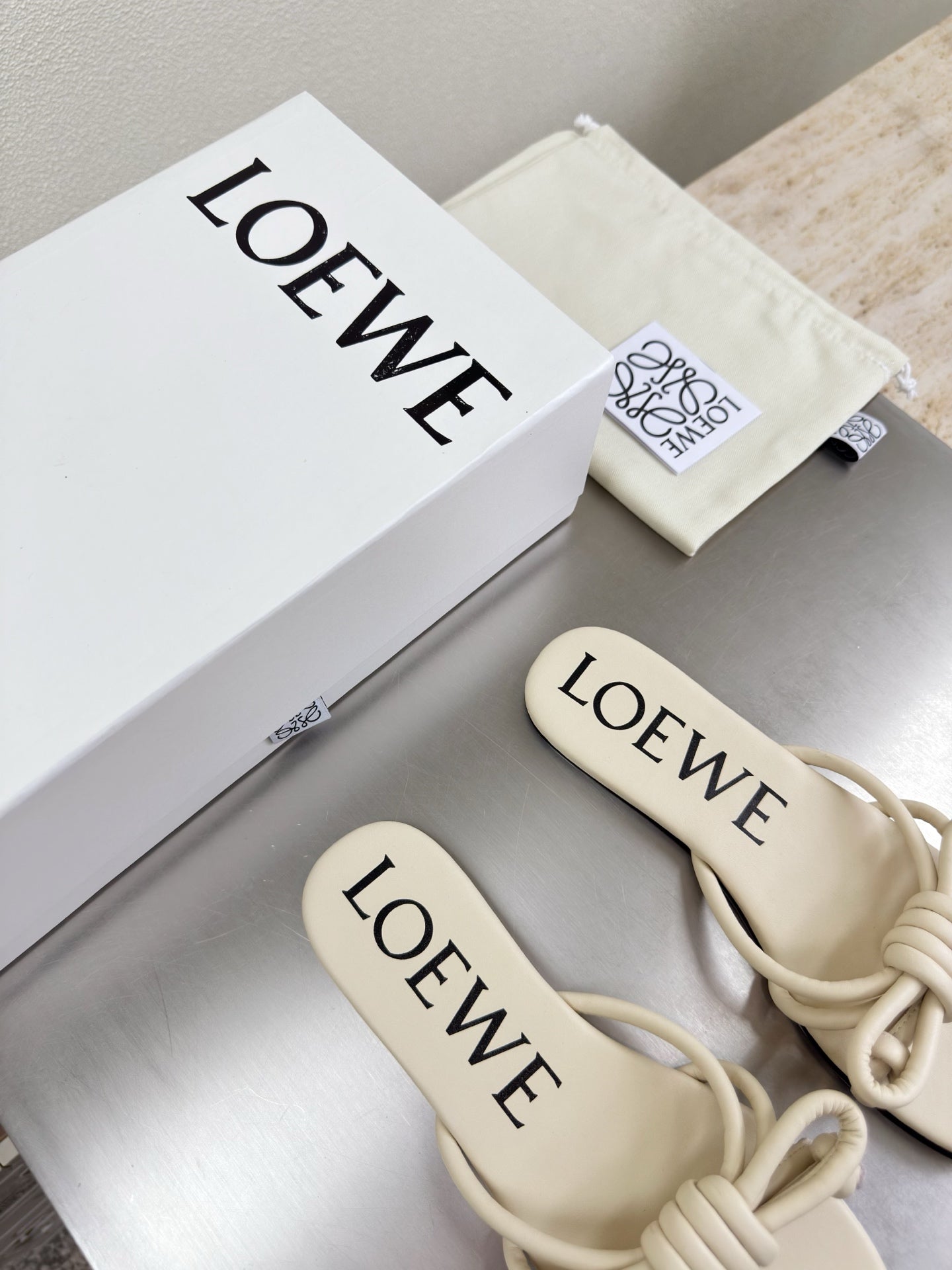 LOEWE 26S FLAMENCO KNOT SANDAL IN IVORY WHITE CALFSKIN