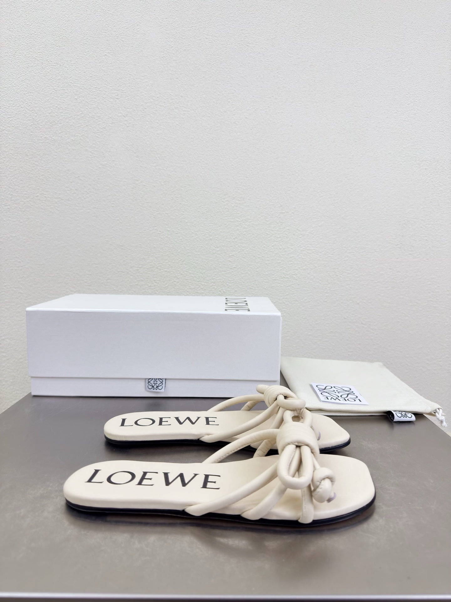 LOEWE 26S FLAMENCO KNOT SANDAL IN IVORY WHITE CALFSKIN