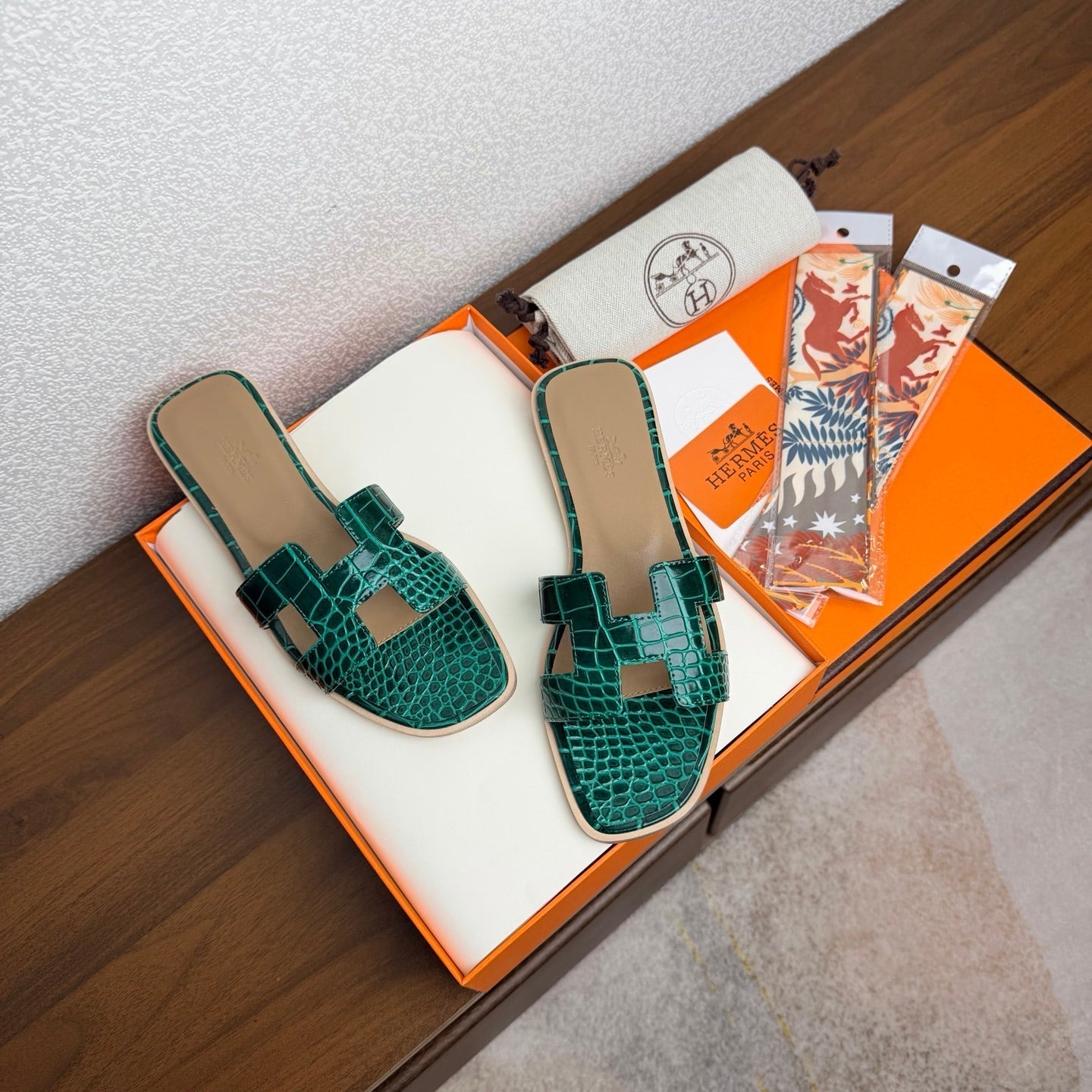 HM 26S ORAN SANDAL IN EMERALD GREEN CALFSKIN CROCODILE EMBOSSED