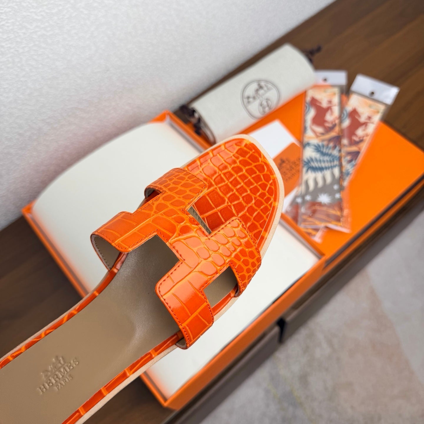 HM 26S ORAN SANDAL IN ORANGE CALFSKIN CROCODILE EMBOSSED