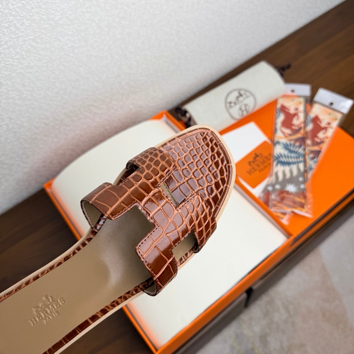 HM 26S ORAN SANDAL IN BROWN CALFSKIN CROCODILE EMBOSSED