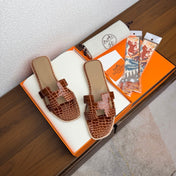 HM 26S ORAN SANDAL IN BROWN CALFSKIN CROCODILE EMBOSSED