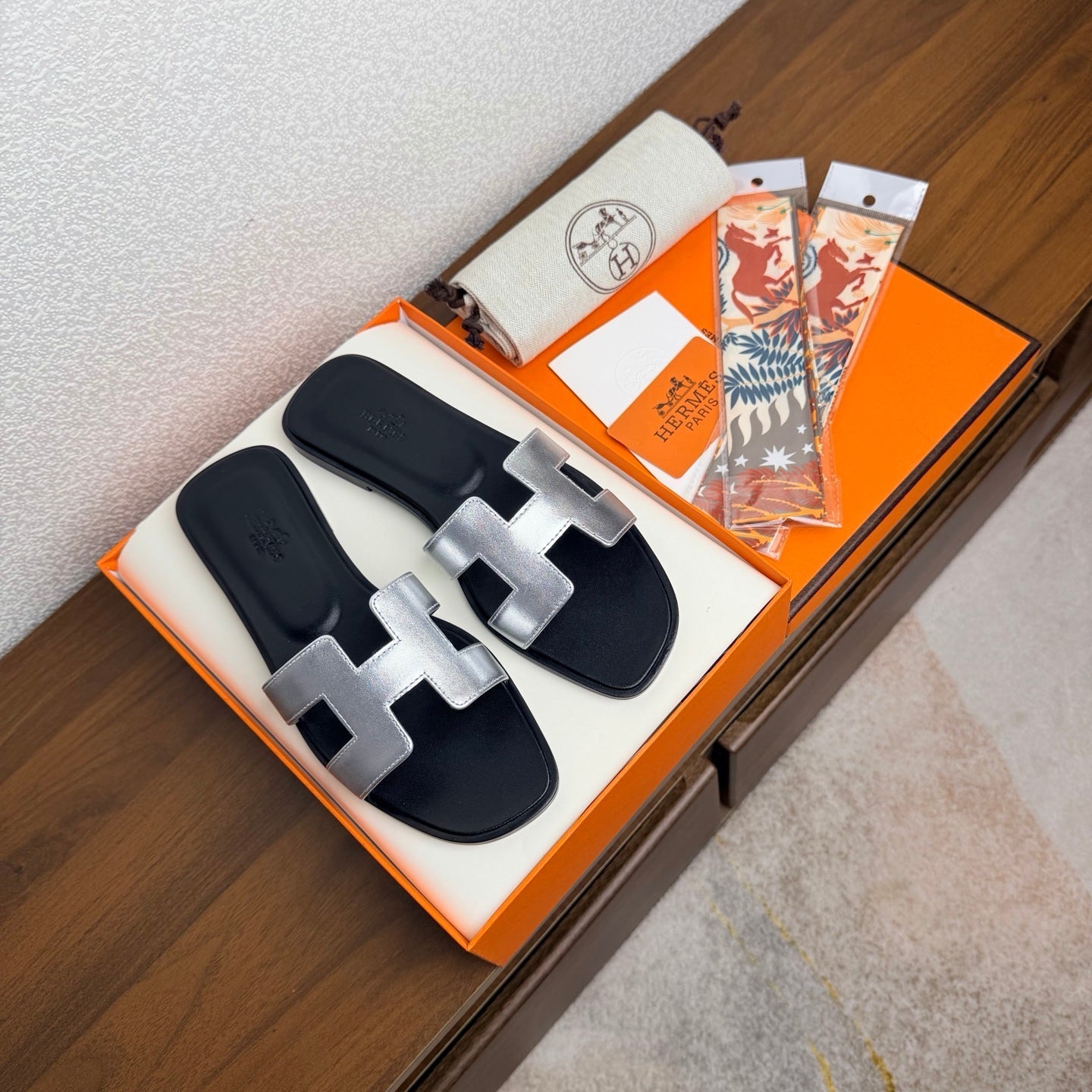 HM 26S ORAN SANDAL IN BLACK AND SILVER CALFSKIN