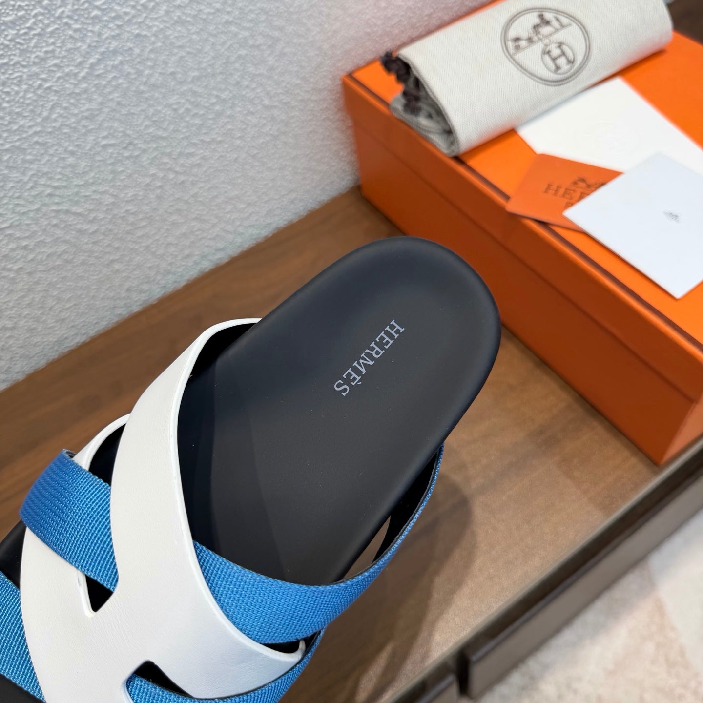 HM 26S KAZIMIR SANDAL IN WHITE CALFSKIN AND BLUE FABRIC