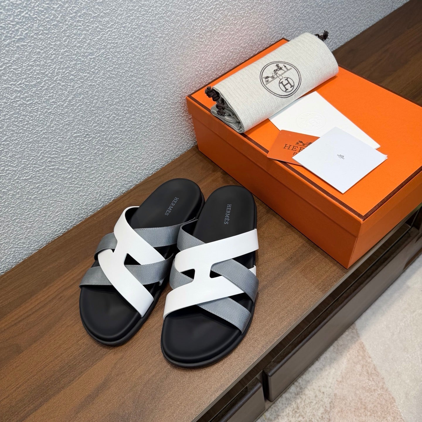 HM 26S KAZIMIR SANDAL IN WHITE CALFSKIN AND GREY FABRIC