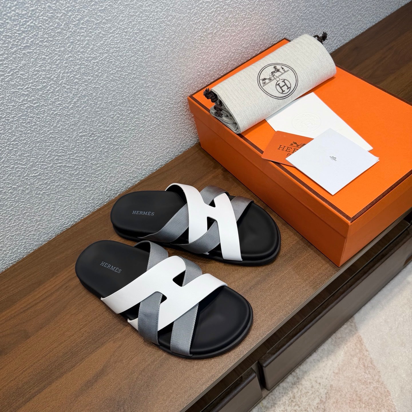 HM 26S KAZIMIR SANDAL IN WHITE CALFSKIN AND GREY FABRIC