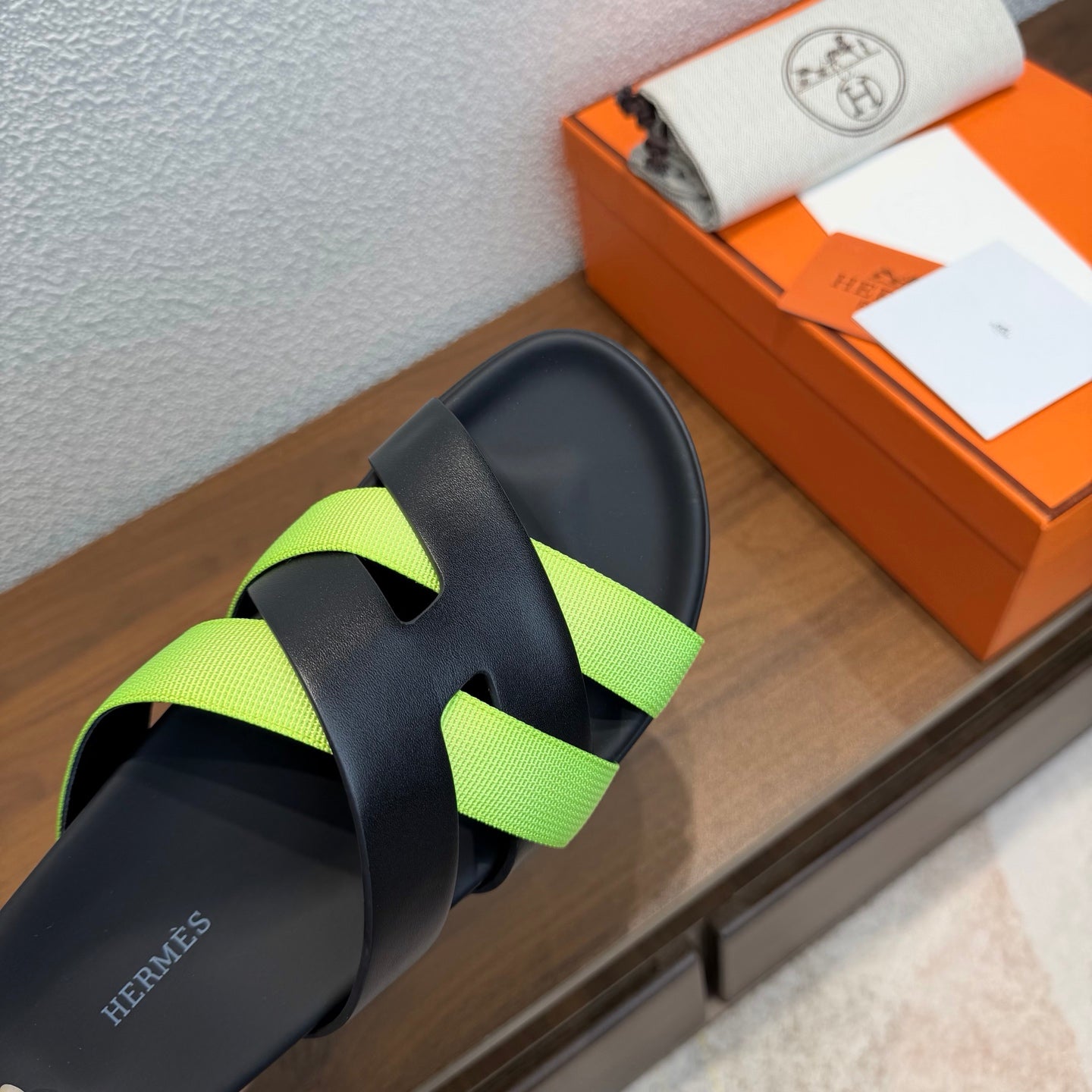 HM 26S KAZIMIR SANDAL IN BLACK CALFSKIN AND LIME GREEN FABRIC
