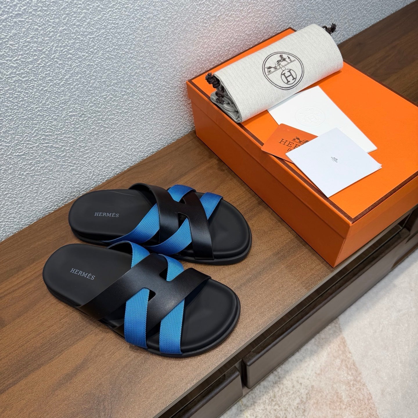 HM 26S KAZIMIR SANDAL IN BLACK CALFSKIN AND BLUE FABRIC