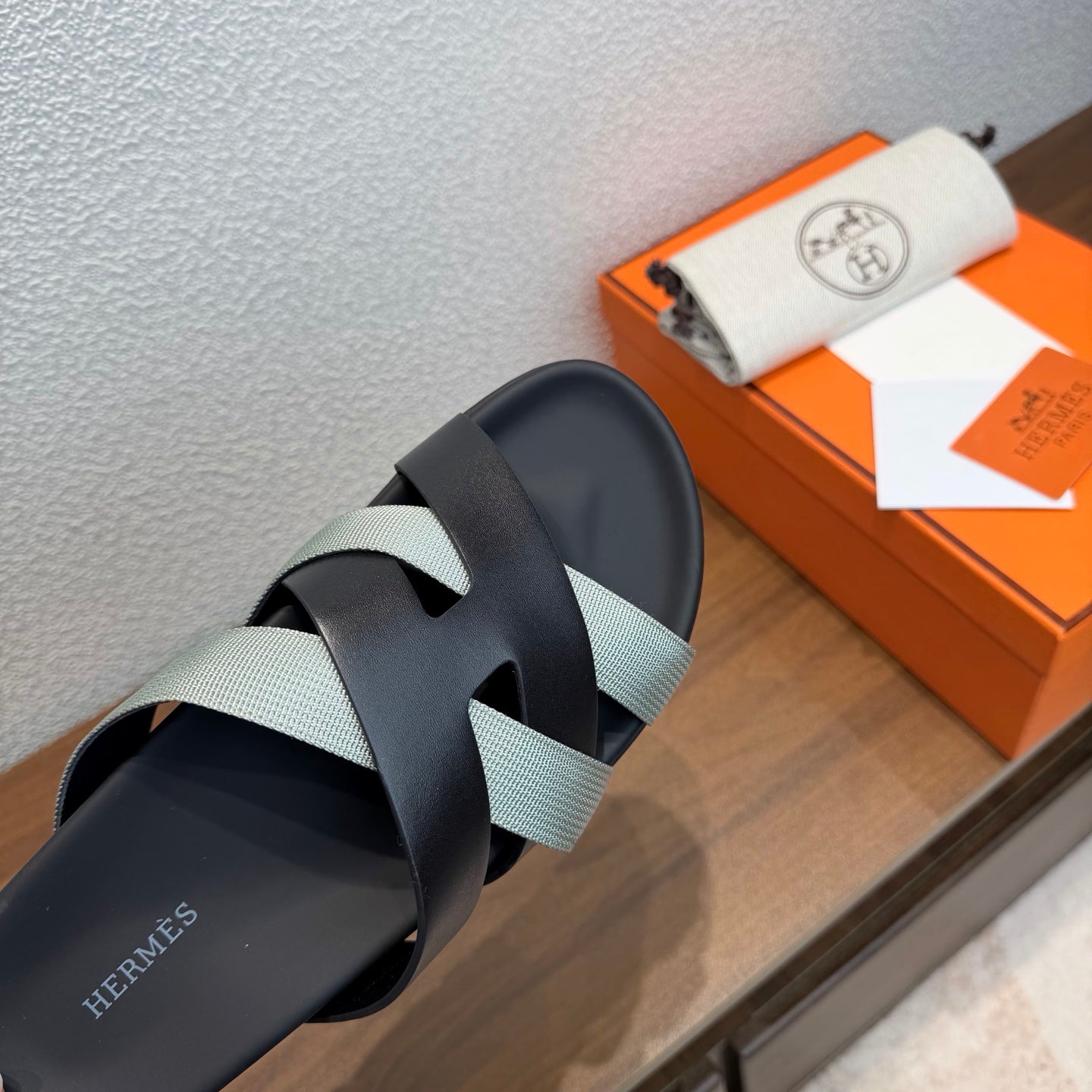 HM 26S KAZIMIR SANDAL IN BLACK CALFSKIN AND GREY FABRIC