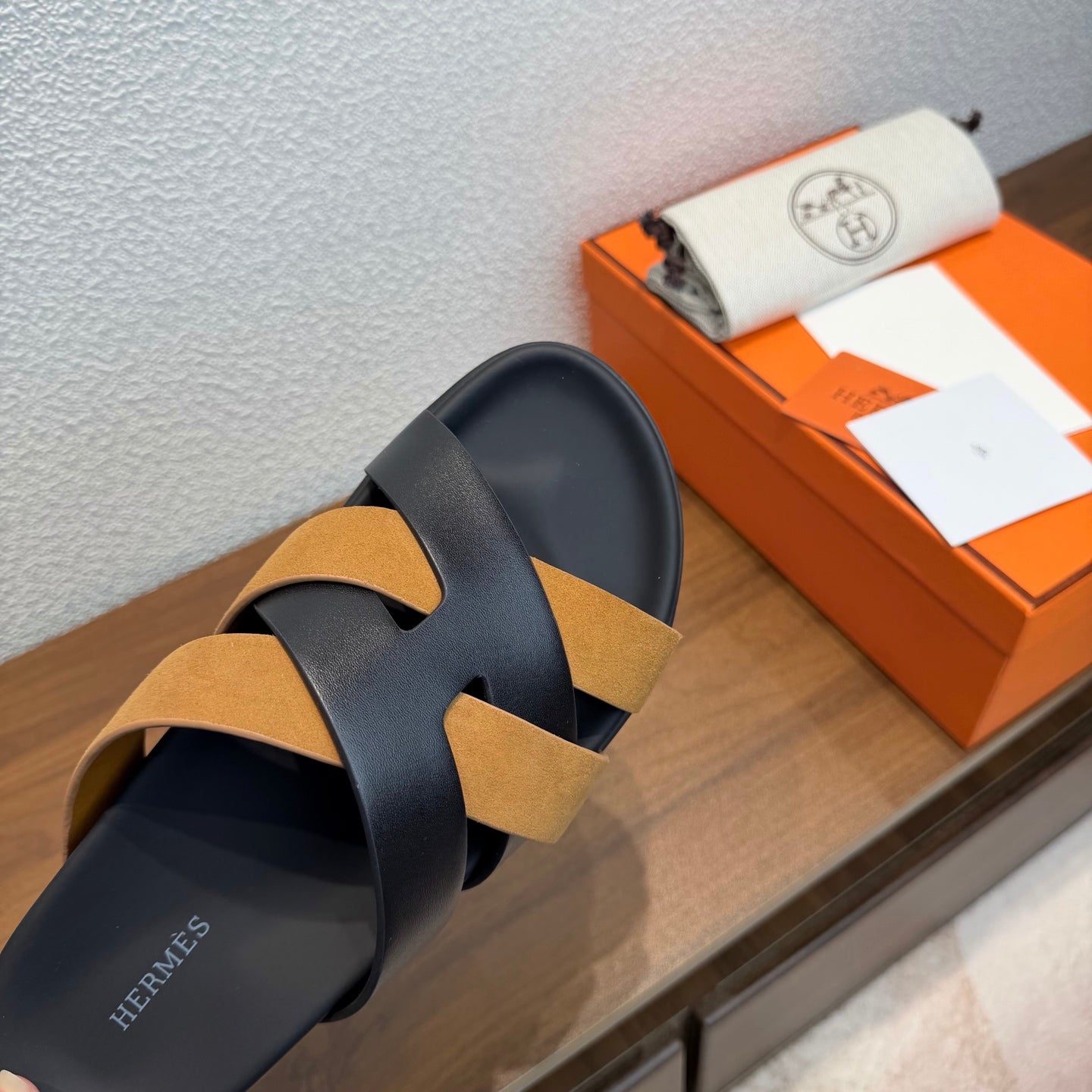 HM 26S KAZIMIR SANDAL IN BLACK CALFSKIN AND CARAMEL BROWN SUEDE