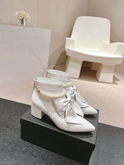 SHORT BOOTS IN WHITE SHEEPSKIN WITH BOW