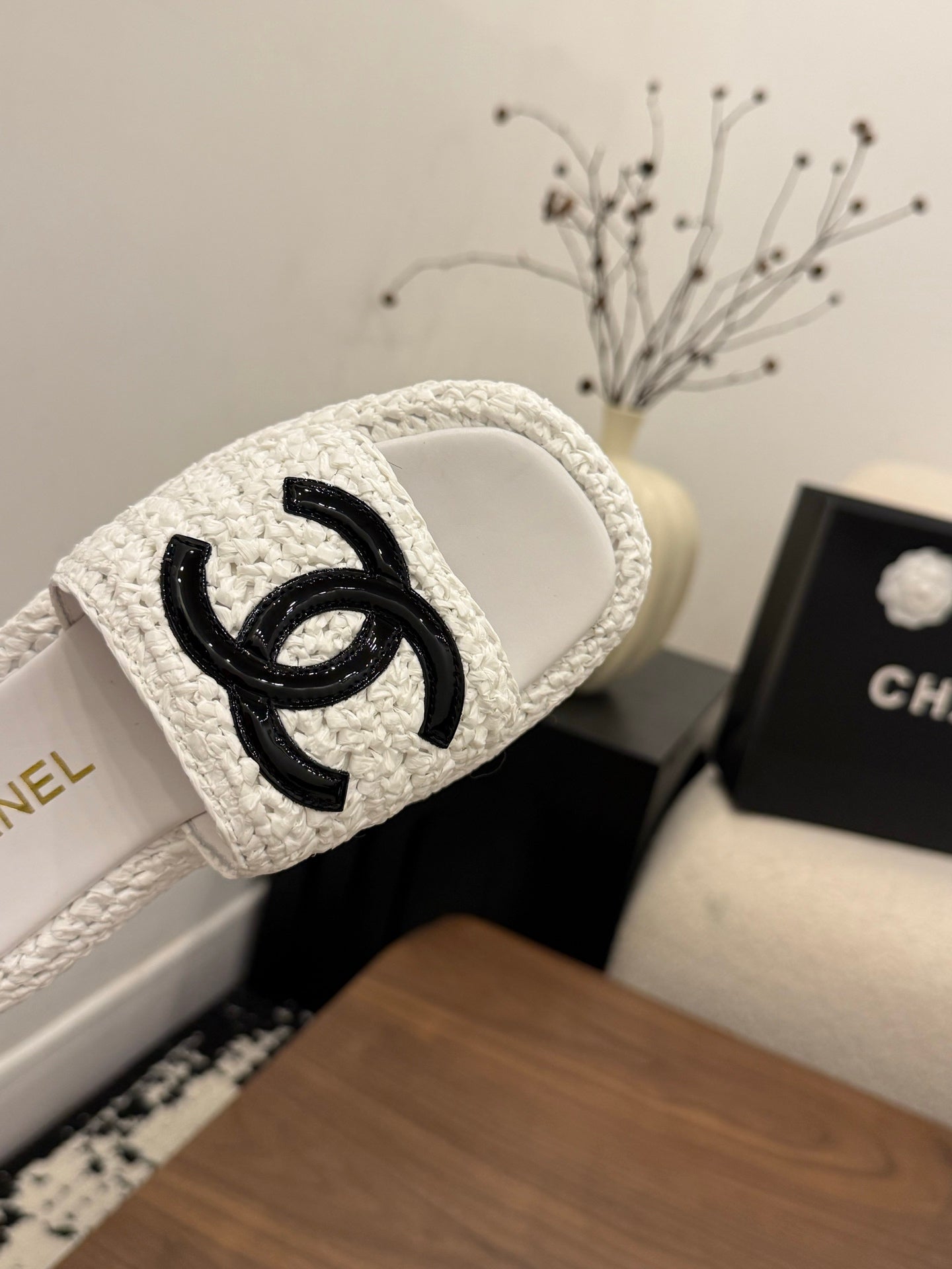 CHANEL 26S PLATFORM SLIDES 40 MM IN WHITE WOVEN RAFFIA