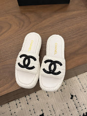 CHANEL 26S PLATFORM SLIDES 40 MM IN WHITE WOVEN RAFFIA