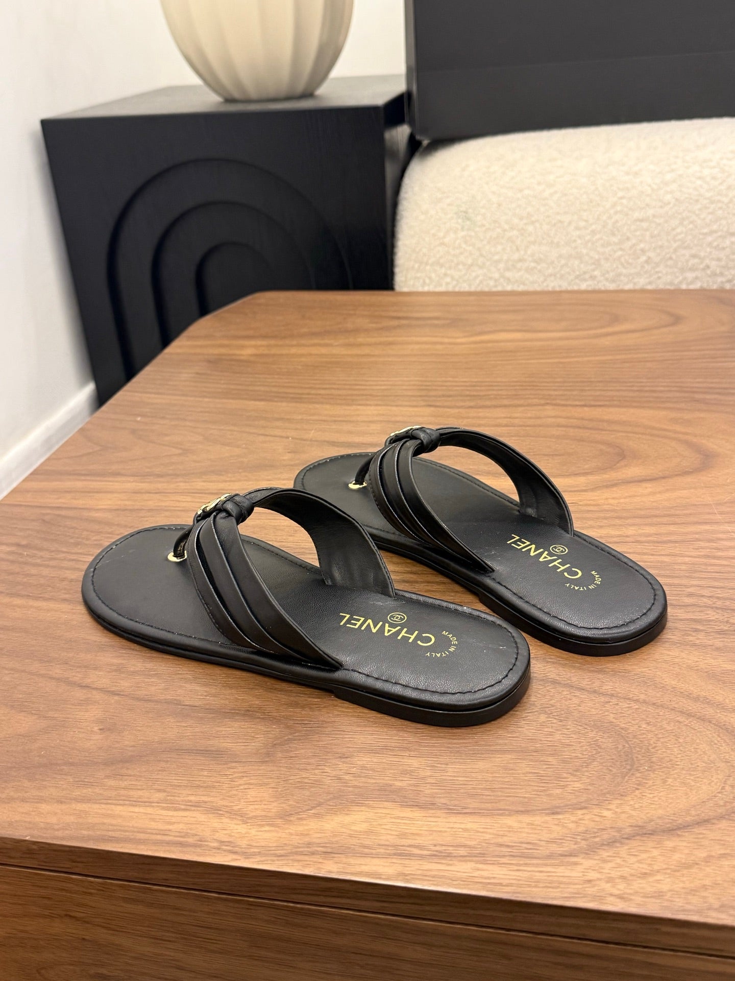CHANEL 26S THONG SANDALS IN BLACK CALFSKIN WITH CC LOGO