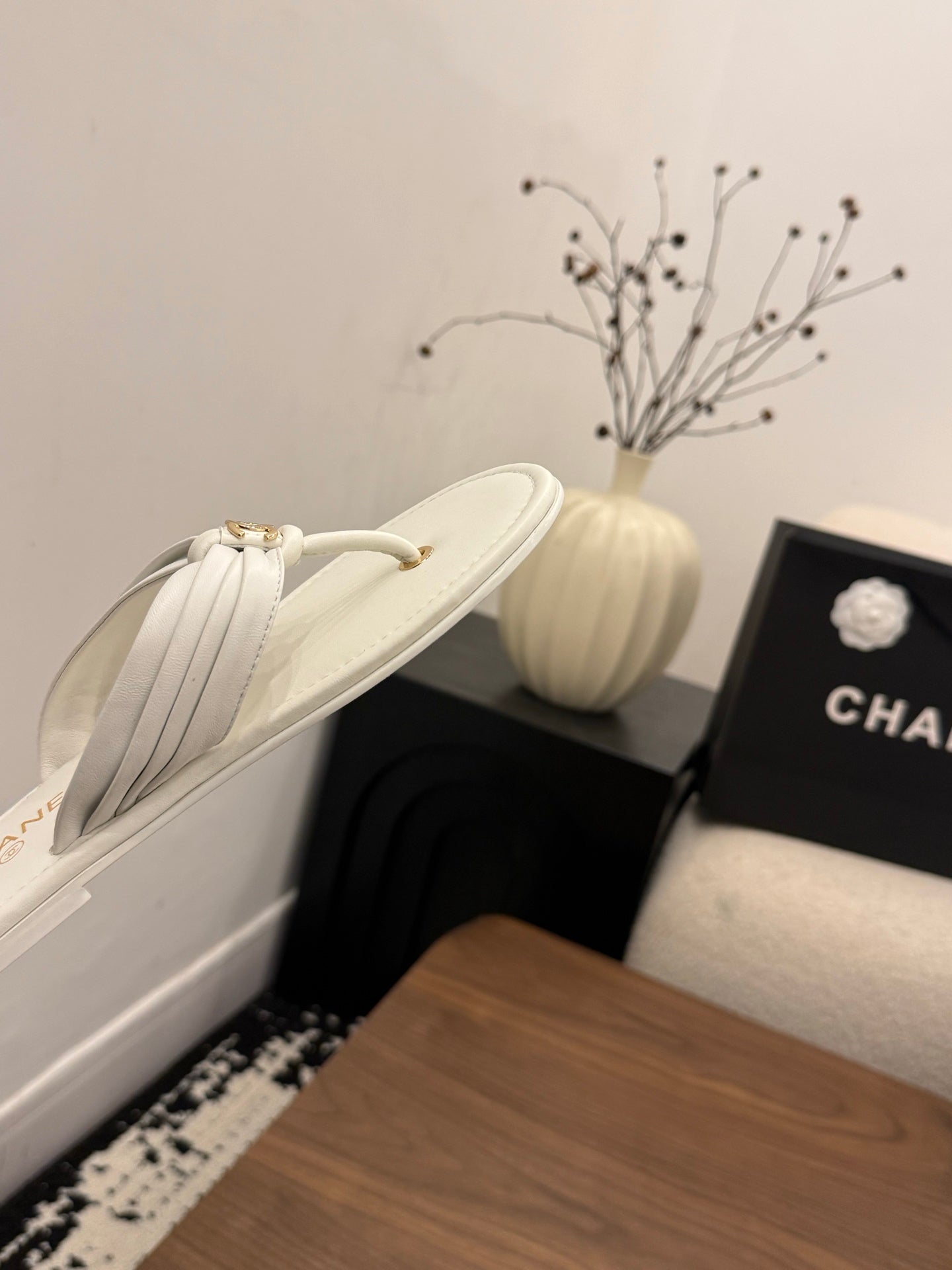 CHANEL 26S THONG SANDALS IN WHITE CALFSKIN WITH CC LOGO