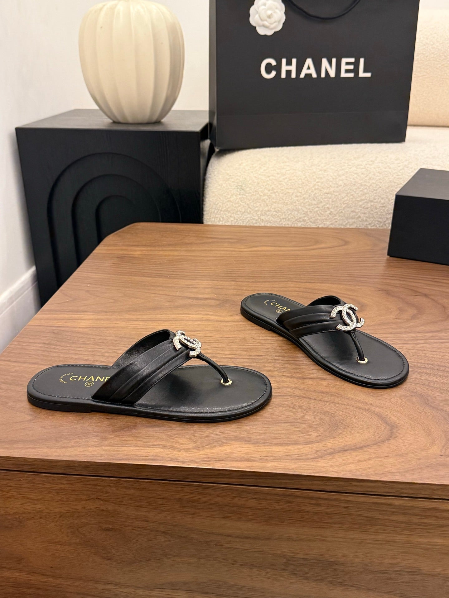 CHANEL 26S THONG SANDALS IN BLACK CALFSKIN WITH RHINESTONE CC LOGO