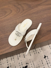 CHANEL 26S THONG SANDALS IN WHITE CALFSKIN WITH RHINESTONE CC LOGO